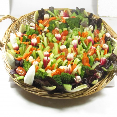 corbeille d'assortiment de crudités et ses 3 sauces